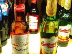 Českobudějovický Budvar je v regálech společně se svým největším sokem, tedy americkým Budweiserem.
