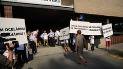 Minoritní akcionáři ArcelorMittal Ostrava protestovali proti zástavě části akcií