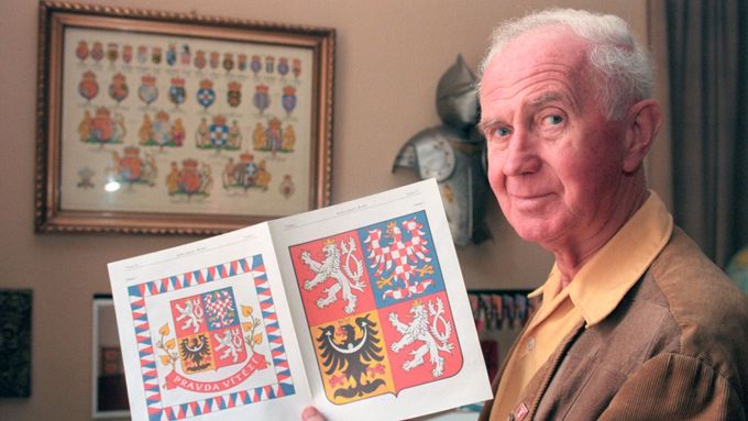 Na snímku z roku 1995 heraldik Jiří Louda drží v ruce své návrhy na znak České republiky a prezidentskou standartu.