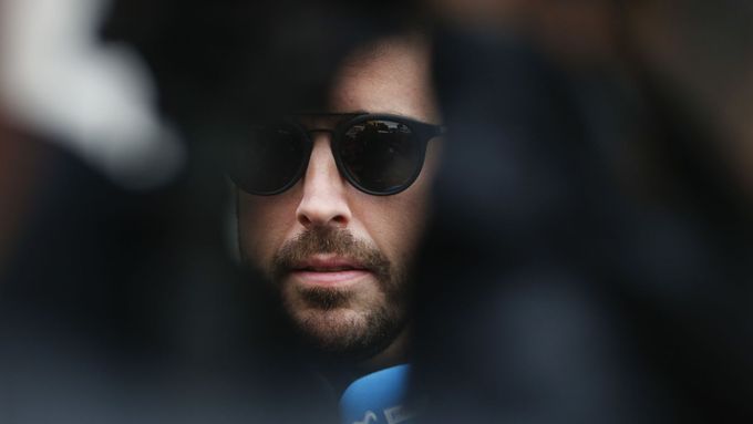 Fernando Alonso vidí letošní sezonu zatím přes černé brýle. Zlepší mu náladu start v zámoří?