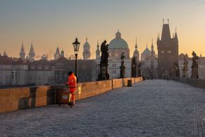 Foto: Když slunce vychází nad mrazivou Prahou a Karlův most je jako vymetený
