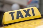 Taxikář naúčtoval turistce za 14 kilometrů jízdy Prahou 6000 korun. Nutil ji vybírat z bankomatu