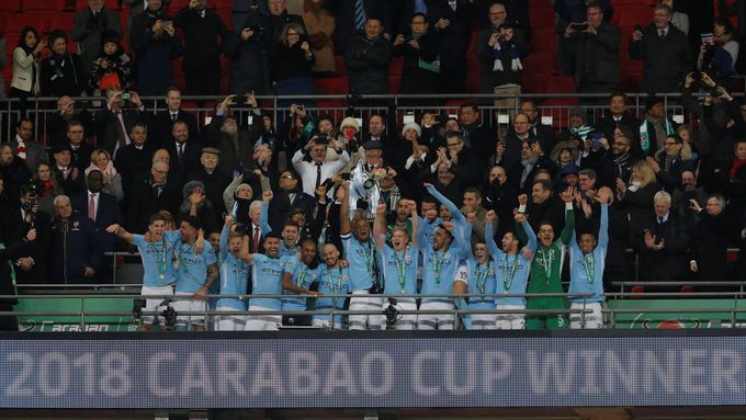 Fotbalisté Manchesteru City křepčí s trofejí pro vítěze anglického Ligového poháru.