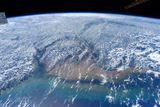 Čtyři z astronautů, včetně Virtse, se budou vracet 14. května. Dva zbývající - Rus Michail Kornijenko a Američan Scott Kelly - zde zůstanou celkem rok, až do března 2016. Na snímku Země pokrytá mraky.