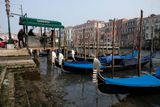 Benátské kanály s gondolami jsou jednou z nejoblíbenějších atrakcí italského města. V posledních dnech si ale plavbu moc turistů neužije.