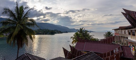 Batacká architektura je typická vikýři protáhlým do špice. Jezero Toba, Sumatra, Inodnesie.