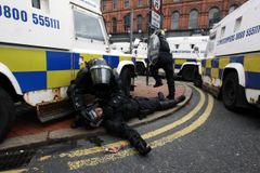 Na šedesát zraněných policistů při nepokojích v Belfastu