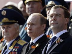 Oba první muži Ruska - premiér Putin a prezident Medveděv - při vojenské přehlídce v Moskvě