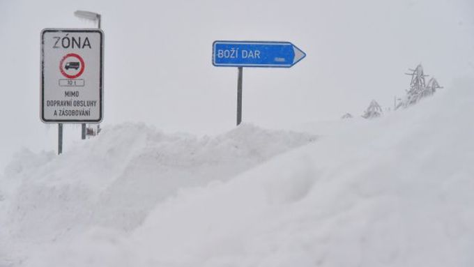 Zapadané domy i silnice na Božím Daru. Záběry ze sněhem odříznutého města