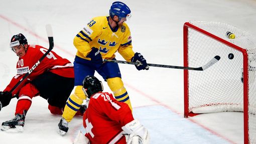 Hokej, MS 2013, Švédsko - Švýcarsko: Martin Gerber inkasuje od Henrika Sedina gól na 2:1