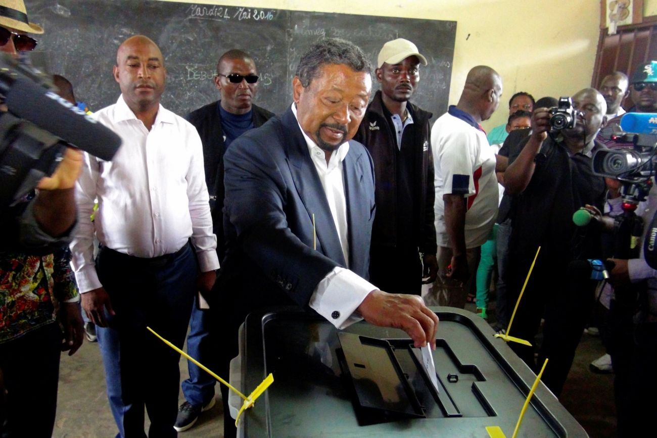 Opoziční prezidentský kandidát Jean Ping při volbách v Gabonu