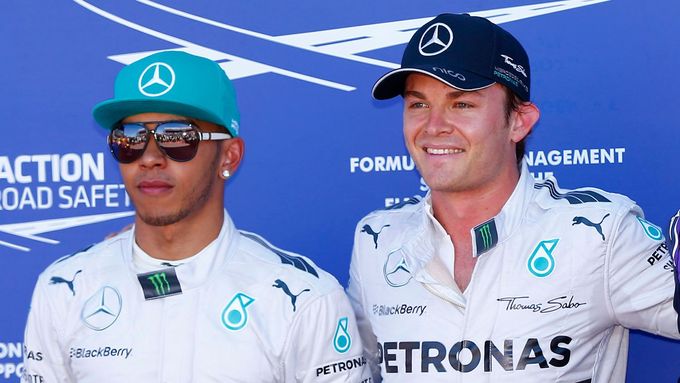 Důvod k úsměvu má zatím Nico Rosberg (vpravo). Jenže Lewis Hamilton už určitě vymýšlí plán na to, jak se vrátit do čela šampionátu.