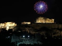 V Řecku sice moc nálady na slavení asi není, přesto ohňostroj rozzářil i aténskou Akropoli.