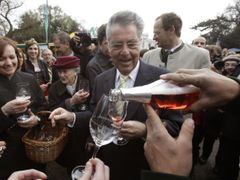 Heinz Fischer na ochutnávce vín ve Vídni.