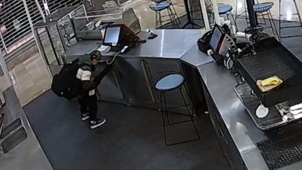 VIDEO: Zloděj si z pražské kavárny odnesl peníze i s pokladnou