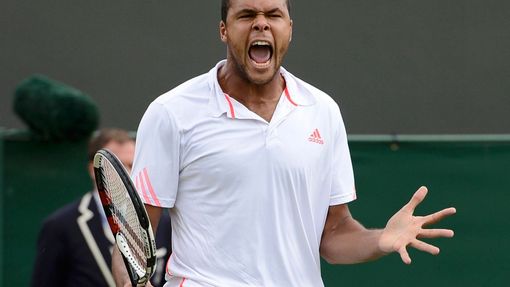 Francouzský tenista Jo-Wilfried Tsonga se raduje z vítězství nad Američanem Mardym Fishem v osmifinále Wimbledonu 2012.