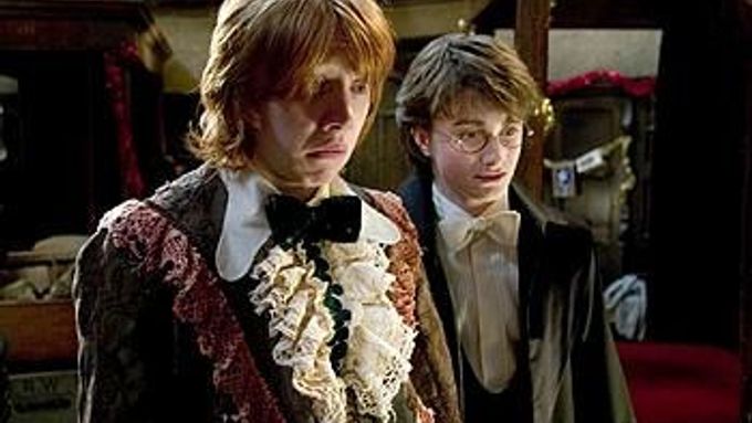 Daniel Radcliffe jako Harry a Rupert Grint coby Ron ve čtvrtém díle filmové ságy Harry Potter a Ohnivý pohár (2005).