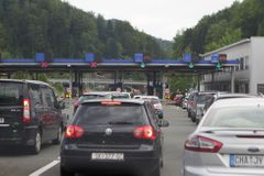 Cestou na Jadran se dají při objíždění slovinské dálnice ušetřit peníze, letos někdy i čas
