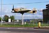 Stíhačka Hawker Hurricane, kterými byli českoslovenští piloti vyzbrojeni, když za druhé světové války odlétali z letiště v Duxfordu k prvním střetům v bitvě o Británii. Jedna z nich je dnes umístěna u parkoviště před vstupní branou tamního letiště a leteckého muzea.