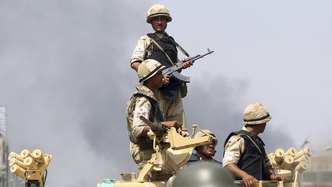 Egyptská armáda je na nohou. Středeční útok na Sinaji Káhira považuje za vyhlášení války.