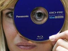 Společnost Matsushita Electric Industrial, které je známá především pod značkou Panasonic, začne v polovině listopadu prodávat Blu-Ray rekordéry.