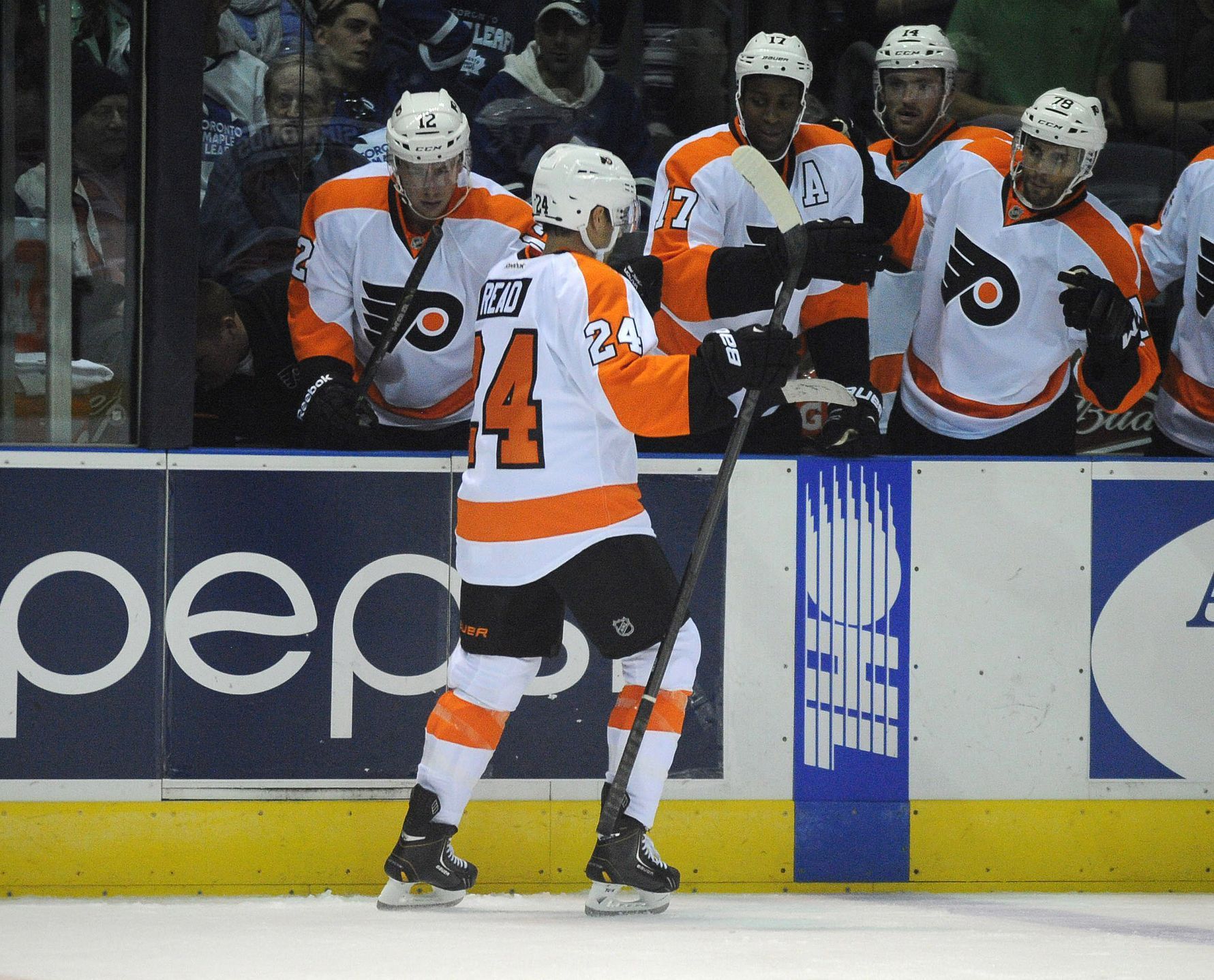 Matt Read se v přípravě NHL raduje z gólu Flyers