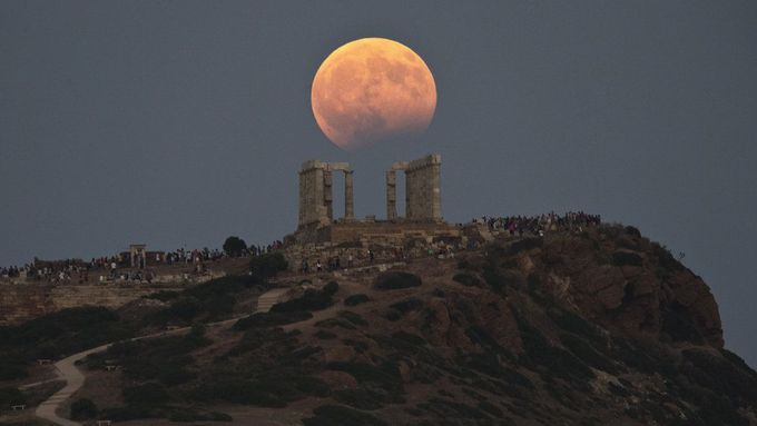 Takhle zatmění Měsíce viděli lidé v řeckých Aténách