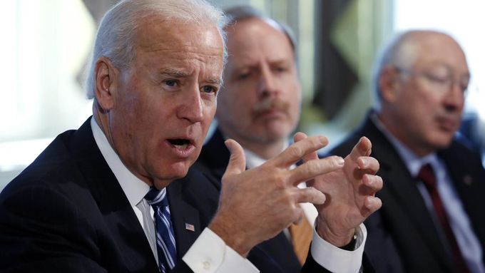 Joe Biden (vlevo) během jednání v Bílém domě, archivní foto.
