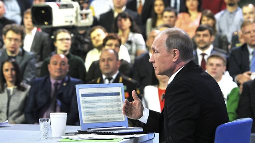 Ruský prezident Vladimir Putin při debatě s občany v Moskvě.