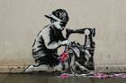 Banksy viděn v Anglii. Dítěti daroval dílo za 750 tisíc