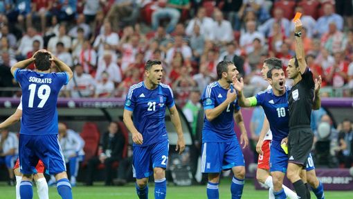 červená karta pro Papastathopulose v zápase Polsko - Řecko