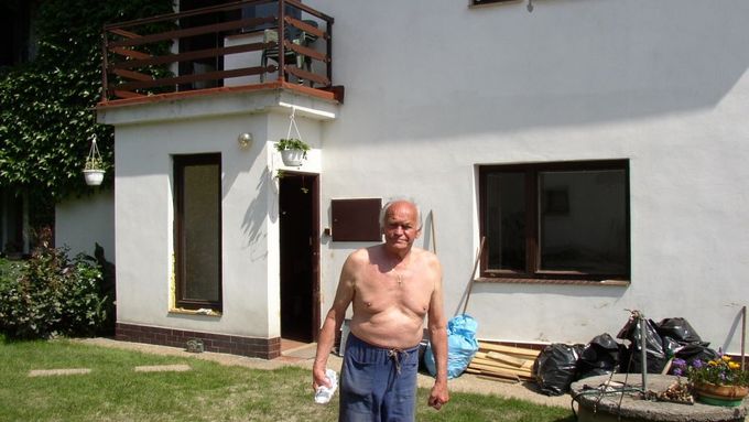 Pan Kuták na zahradě svého vytopeného domu v Lahovicích, nedaleko soutoku Vltavy a Berounky.