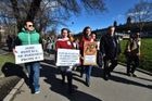 Nejsme pojišťováci, ale pošťáci. Zaměstnanci pošty v Praze demonstrují kvůli podmínkám v práci