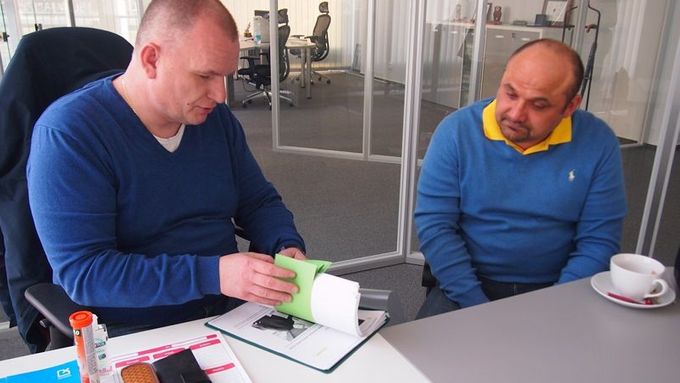 Bronislav Schwarz (vlevo) ukazuje dokumenty, které budou součástí žádosti o odškodné.