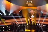 Tvář Lionela Messiho na velkoplošné obrazovce v curyšském sálu při slavnostním vyhlašování vítězů ankety Zlatý míč na Galavečeru FIFA.