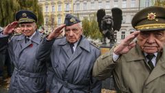 Odhalení pamětní desky Čechoslovákům bojujícím v RAF na památníku na Klárově v Praze