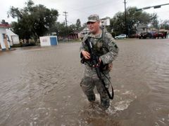 Příslušník Národní gardy hlídkuje v jedné z mála částí New Orleans, které dosud zaplavila voda