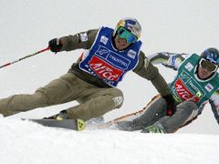 Tomáš Kraus (vlevo) se Stanley Hayerem na trati skikrosu na světovém šampionátu v akrobatickém lyžování.