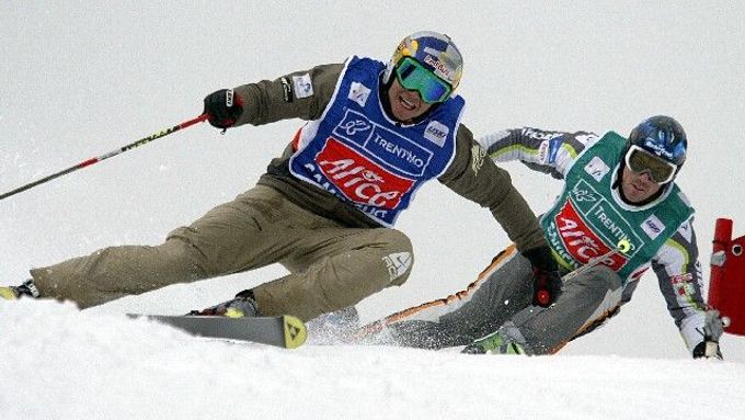 Tomáš Kraus (vlevo) se Stanley Hayerem na trati skikrosu na světovém šampionátu v akrobatickém lyžování.