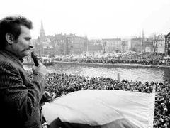 Lech Walesa hovoří ke stávkujícím odborářům ze Solidarity v Gdaňsku v roce 1980.