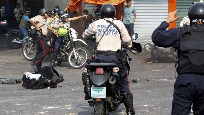 Policie při protestech.