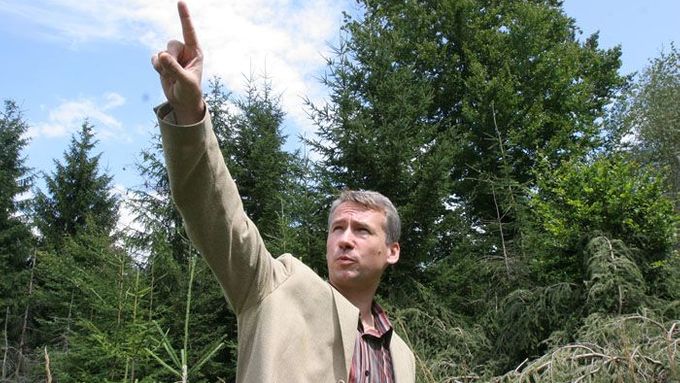 Tady bude radar! Vládní zmocněnec Tomáš Klvaňa ukazuje na místo v hustém lese, kde by měl být radar