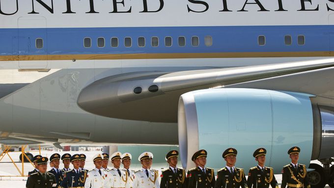 Barack Obama přiletěl v sobotu do Číny, ale přivítání se moc nepovedlo.