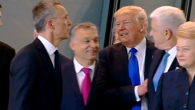 Trump v Bruselu odstrčil černohorského premiéra a postavil se před něj
