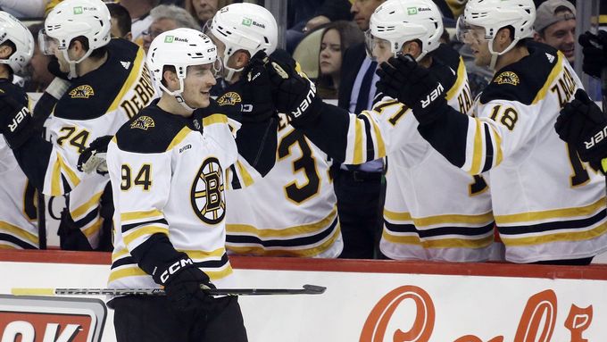 Jakub Lauko slaví svůj první gól v NHL s parťáky z Bostonu