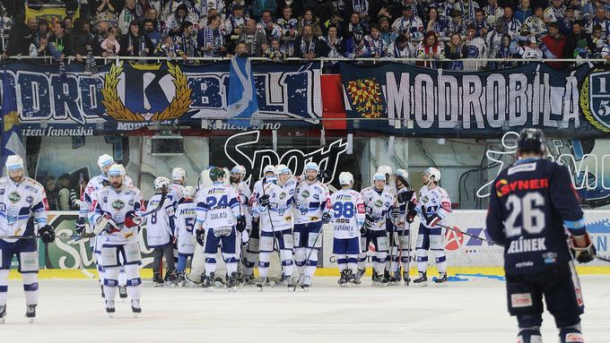 Brněnští hokejisté ovládli i třetí finále a ve středu budou doma útočit na titul.