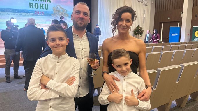 Aktuálně.cz přináší rozhovor s dvojicí, která získala 2. místo. Ilona Kodýmová a Martin Kynský mají ekofarmu s téměř stovkou krav a koňmi.