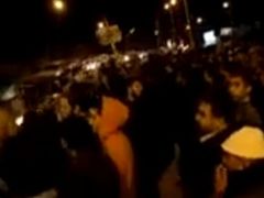 Protesty před policejní stanicí v Benghází, převzato z YouTube.
