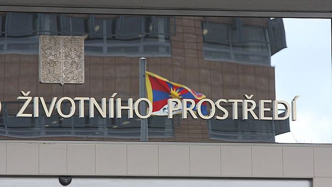 Tibetská vlajka na budově ministerstva životního prostředí v Praze-Vršovicích.