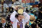Finále MS 2010 v hokeji, Česko - Rusko: Tomáš Rolinek s pohárem mistrů světa